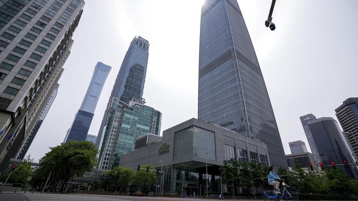 China menerapkan pembatasan ketat di kawasan Beijing imbas penyebaran virus Corona. Salah satu kota terbesar di China itu kini sepi. Ini penampakannya.