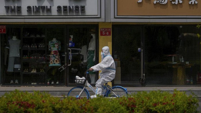 Terapkan Pembatasan Ekstrem Gegara COVID-19, Beijing Sepi Banget China menerapkan pembatasan ketat di kawasan Beijing imbas penyebaran virus Corona. Salah satu kota terbesar di China itu kini sepi. Ini penampakannya.