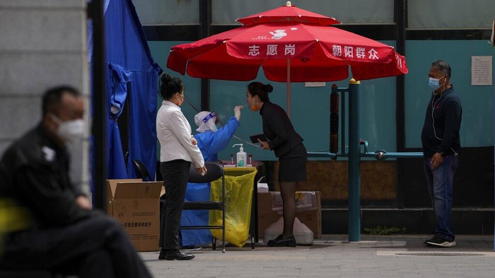 China menerapkan pembatasan ketat di kawasan Beijing imbas penyebaran virus Corona. Salah satu kota terbesar di China itu kini sepi. Ini penampakannya.