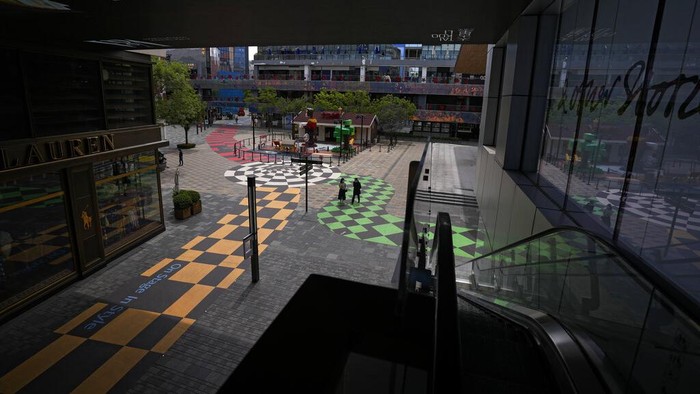 China menerapkan pembatasan ketat di kawasan Beijing imbas penyebaran virus Corona. Salah satu kota terbesar di China itu kini sepi. Ini penampakannya.