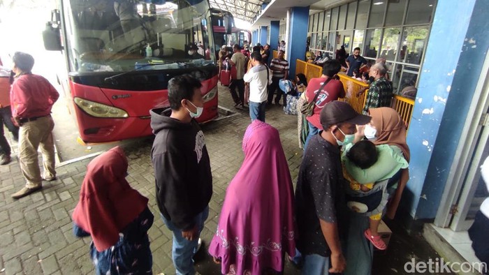 Pemudik masih memadati Terminal Wonogiri untuk kembali ke perantauan di H+8 Lebaran, Selasa (10/5/2022).