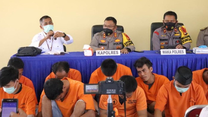 16 orang sindikat pencurian kabel powerline atau tembaga milik PT Pertamina Hulu Rokan di Rokan Hilir, Riau.