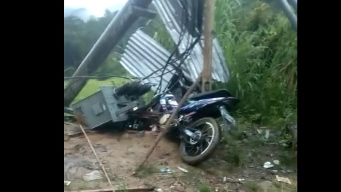 Tiang listrik timpa 3 bocah di Mamasa saat menyaksikan alat berat bersihkan longsor. (Abdy/detikSulsel)