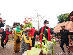 Wabup Sugirah Ikut Tundikan di Ritual Adat Seblang Olehsari