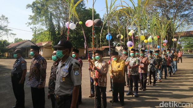 Tradisi tebu pengantin di PG Rendeng Kudus, Selasa (10/5/2022).