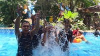Transera Waterpark buka dari pukul 08.30-17.30 WIB. Untuk harga hingga 15 Mei 2022 adalah Rp 90 K untuk wahana air saja dan Rp 105 K untuk termasuk mini zoo dan bumper car. (dok. Transera Waterpark)