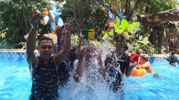 Transera Waterpark buka dari pukul 08.30-17.30 WIB. Untuk harga hingga 15 Mei 2022 adalah Rp 90 K untuk wahana air saja dan Rp 105 K untuk termasuk mini zoo dan bumper car. (dok. Transera Waterpark)