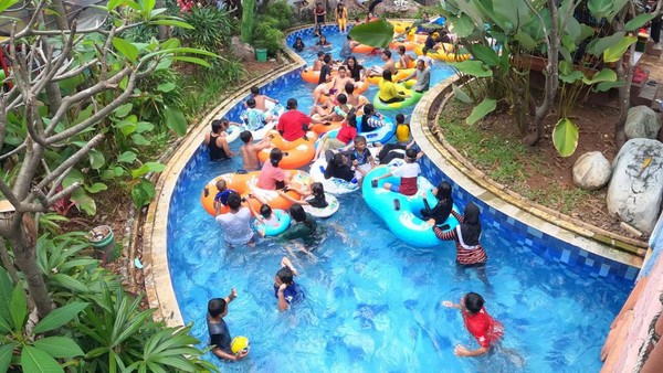 Destinasi ini bahkan bisa kedatangan 2.000 sampai 5.000 wisatawan per hari. Puncaknya adalah di hari ketiga dan keempat lebaran. (dok. Transera Waterpark)