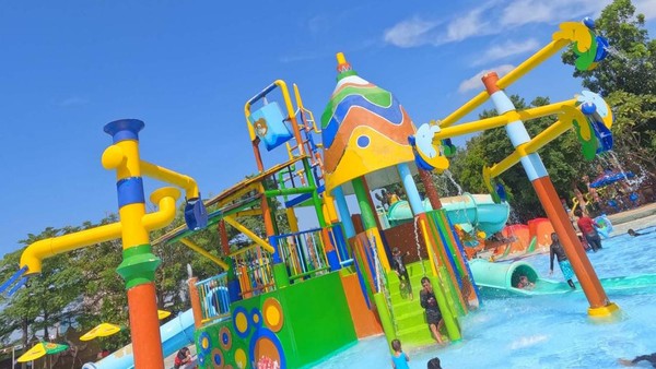 Kolam yang jadi favorit ialah kolam anak. Kebanyakan wisatawan yang daatang ke Transera Waterpark adalah berasal dari Jabodetabek. (dok. Transera Waterpark) Kolam yang jadi favorit ialah kolam anak. Kebanyakan wisatawan yang daatang ke Transera Waterpark adalah berasal dari Jabodetabek. (dok. Transera Waterpark)