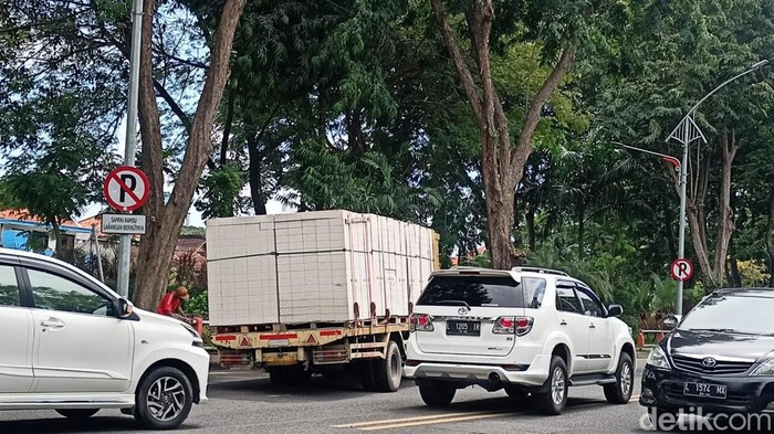Truk ngeban di Ngagel