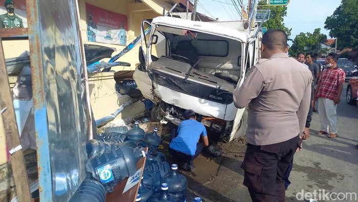 Truk tabrak pagar Polsek Sampang