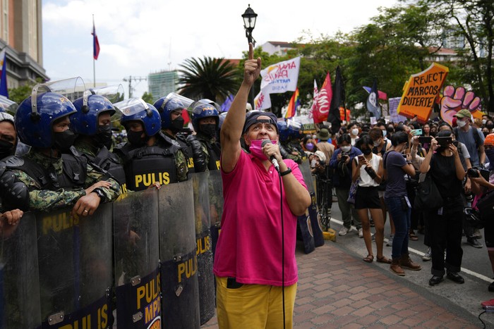 Unjukrasa Tolak Dinasti Marcos yang Diprediksi Menangi Pemilu Filipina A protester holds a slogan during a rally in front of the office of the Commission on Elections as they question the results of the presidential elections in Manila, Philippines on Tuesday May 10, 2022. The namesake son of late Philippine dictator Ferdinand Marcos appeared to have been elected Philippine president by a landslide in an astonishing reversal of the 1986