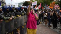 Polisi berjaga di depan kantor KPU Filipina. Pilpres Filipina dilakukan pada 5 Mei lalu. Salah satu kandidat, Ferdinand Marcos Jr yang merupakan putra diktator Ferdinand Marcos unggul di sejumlah survei.