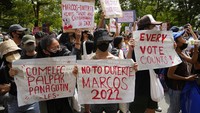Selain Marcos, pengunjukrasa juga menolak dinasti Duterte kembali berkuasa. Putri Duterte, Sara Duterte-Carpio mencalonkan diri sebagai cawapres.