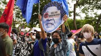 Pendemo memegang poster bertuliskan Kembalikan Apa yang Anda Curi saat berunjukrasa. Marcos dipaksa lengser dalam gerakan people power pada 1986. Marcos kabur ke AS dan meninggal di Hawai.