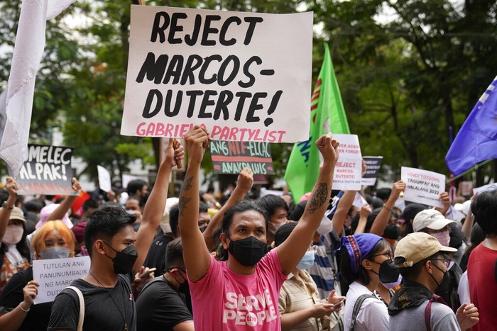 Unjukrasa Tolak Dinasti Marcos yang Diprediksi Menangi Pemilu Filipina A protester holds a slogan during a rally in front of the office of the Commission on Elections as they question the results of the presidential elections in Manila, Philippines on Tuesday May 10, 2022. The namesake son of late Philippine dictator Ferdinand Marcos appeared to have been elected Philippine president by a landslide in an astonishing reversal of the 1986