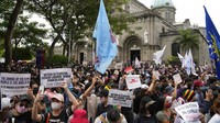 Pengunjukrasa berdemonstrasi di depan kantor KPU Filipina, di Manila, Selasa (10/5/2022). Mereka menolak dinasti Marcos kembali berkuasa di Filipina.