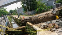 Dinas Sumber Daya Air Dinas Bina Marga dan Bina Konstruksi (DSDABMBK) Tangsel sedang melakukan penanganan dengan konstruksi box culvert. Penanganan ini dimaksudkan agar konstruksi saluran air yang setiap hari dilintasi warga itu lebih kuat dan tahan lama.  