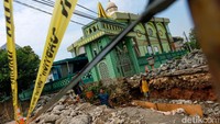 Diketahui, jalan ini memiliki konstruksi yang dibangun hanya untuk saluran air. Namun saluran itu membelah jalan yang jadi akses utama masyarakat yang setiap hari dilintasi.