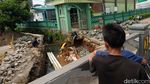 Jalan Amblas Gegara Banjir di Puri Pamulang Tangsel Masih Diperbaiki