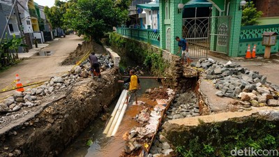 Jalan Amblas Gegara Banjir di Puri Pamulang Tangsel Masih Diperbaiki
