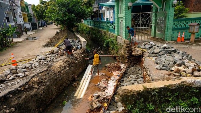 Waduh, Jalan di Puri Pamulang Amblas Gegara Banjir Jalan di Perumahan Puri Pamulang, Tangerang Selatan, amblas karena diterjang banjir. Diketahui, jalan amblas itu kini tengah dalam perbaikan.