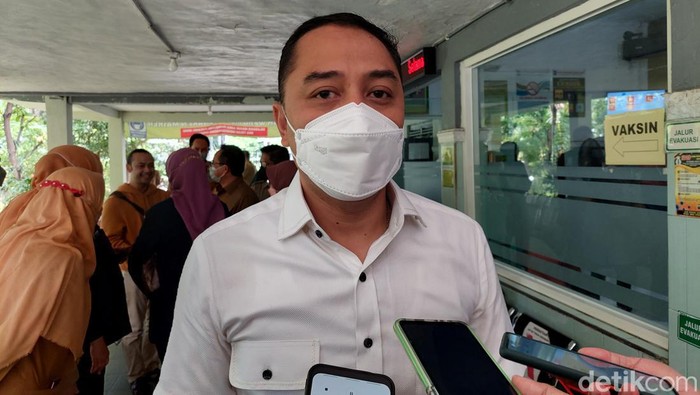 Wali Kota Surabaya Eri Cahyadi mengingatkan orang tua lebih memperhatikan kesehatan anak. Meski di Surabaya belum ada laporan kasus hepatitis akut.