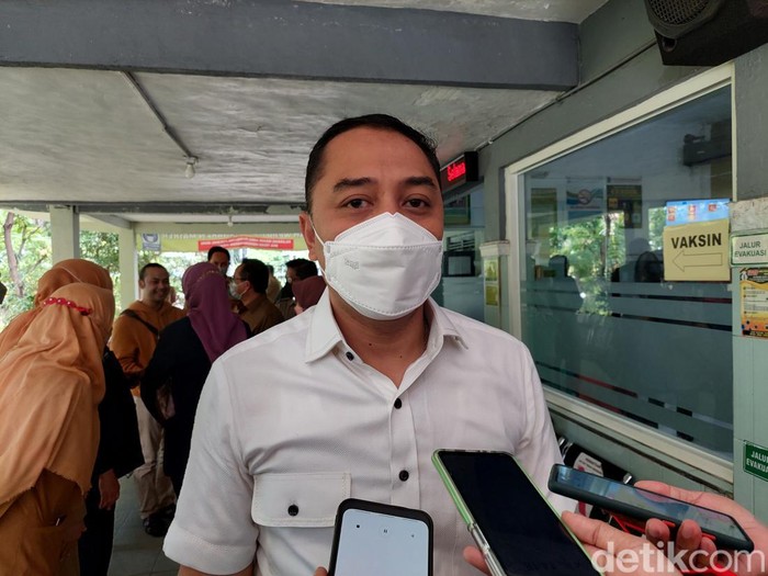 Wali Kota Surabaya Eri Cahyadi mengingatkan orang tua lebih memperhatikan kesehatan anak. Meski di Surabaya belum ada laporan kasus hepatitis akut.