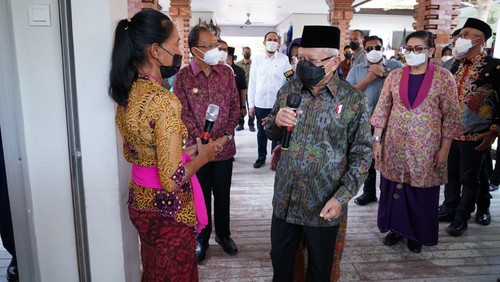 Wapres Maruf Amin berbincang dengan pedagang di Kawasan UMKM Pantai Jerman, Badung