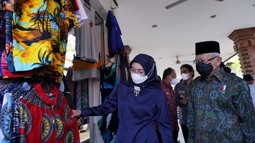 Momen saat Wapres Maruf Amin bersama istri berkunjung ke Kawasan UMKM Pantai Jerman, Badung.