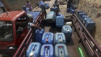 Tampak warga mengambil air dengan menggunakan mobil.