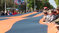 Setelah lagu kebangsaan Rusia dimainkan dan nyala api yang melambangkan cahaya abadi dinyalakan, upacara pembentangan bendera dimulai. (Alexander Ermochenko/Reuters)