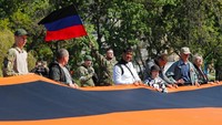 Denis Pushilin, pemimpin separatis Republik Rakyat Donetsk Ukraina timur, memimpin acara Victory Day bertajuk Mariupol yang dibebaskan. (Alexander Ermochenko/Reuters)