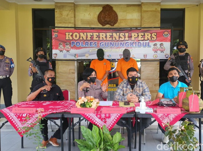 Wisatawan cabul perekam gadis ABG di kamar mandi umum Pantai Drini, Gunungkidul (kiri), Selasa (10/5/2022).