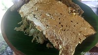 Tapi, pernahkah Anda membayangkan apabila kulit babi guling tersebut dilapisi dengan edible gold atau lembaran emas? Nah, ini tentunya menjadi hal baru dan unik dalam menikmati Nasi Babi Guling.