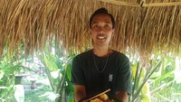 Menurut salah satu pemilik Babi Guling Golden, I Kadek Diantara (30), edible gold leaf ialah lembaran emas tipis dan aman untuk dikonsumsi. Kadar emas yang terkandung, yakni sebesar 23 karat.