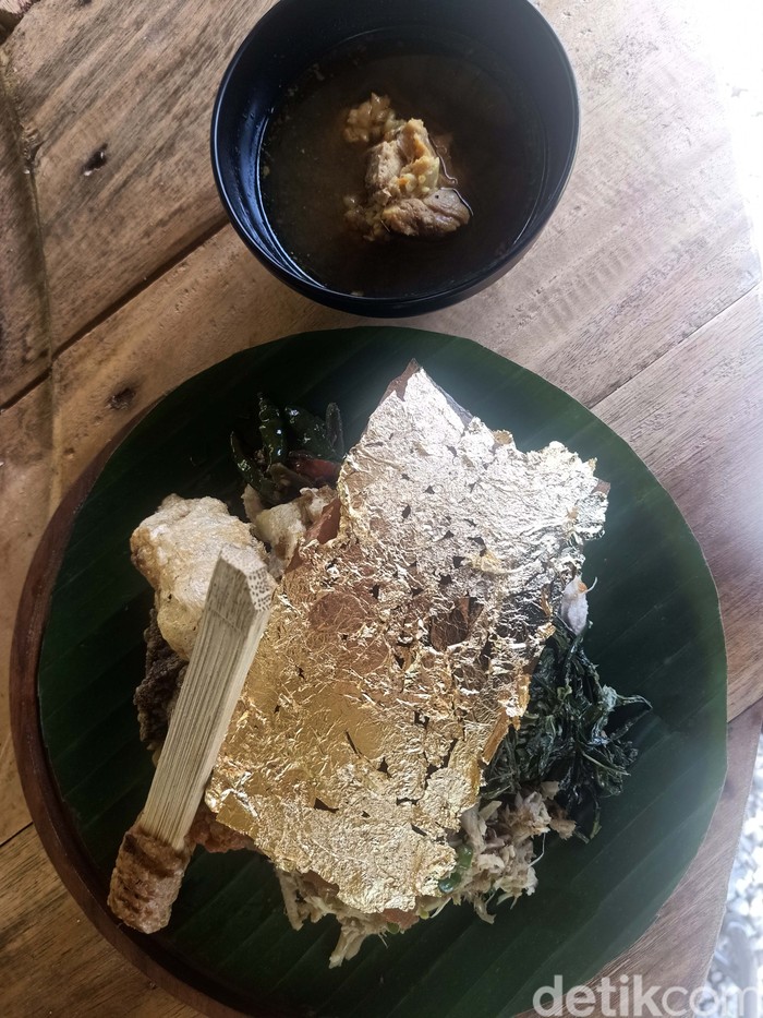 Bali dianggap sebagai surganya wisata kuliner, khususnya kuliner non halal. Salah satu yang terbaru adalah babi guling tersebut dilapisi dengan edible gold atau lembaran emas.