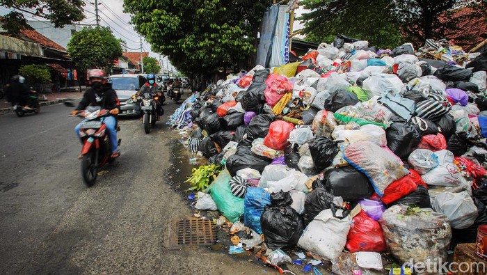 Yogya Darurat Sampah Gegara TPST Piyungan Diblokade Tumpukan sampah terlihat menggunung hingga menutup trotoar serta bahu jalan di kawasan Pasar Lempunyangan, Kota Yogyakarta, Yogyakarta, Selasa (10/5/2022). Penumpukan sampah disejumlah titik imbas dari ditutupnya TPST Piyungan sejak Sabtu (7/5/2022).