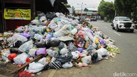 Kondisi itu merupakan dampak blokade warga terhadap Tempat Pembuangan Sampah Terpadu (TPST) Piyungan, Bantul, DIY. Blokade itu membuat truk sampah tidak bisa beroperasi sehingga sampah di lingkungan Kota Jogja tidak terangkut.