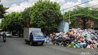 Tumpukan sampah itu akan mengganggu kenyamanan pengendara yang melintas.
