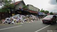 Dinas Kesehatan (Dinkes) Kabupaten Bantul menilai tumpukan sampah itu dapat memicu berbagai penyakit.