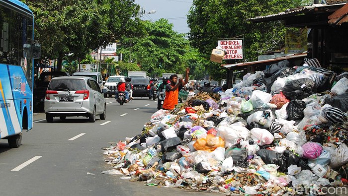 Tumpukan sampah terlihat menggunung hingga menutup trotoar serta bahu jalan di kawasan Pasar Lempunyangan, Kota Yogyakarta, Yogyakarta, Selasa (10/5/2022). Penumpukan sampah disejumlah titik imbas dari ditutupnya TPST Piyungan sejak Sabtu (7/5/2022).
