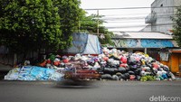 Sampah terlihat menggunung hingga menutup trotoar serta bahu jalan di kawasan Pasar Lempuyangan, Kota Yogyakarta, Yogyakarta, Selasa (10/5/2022).