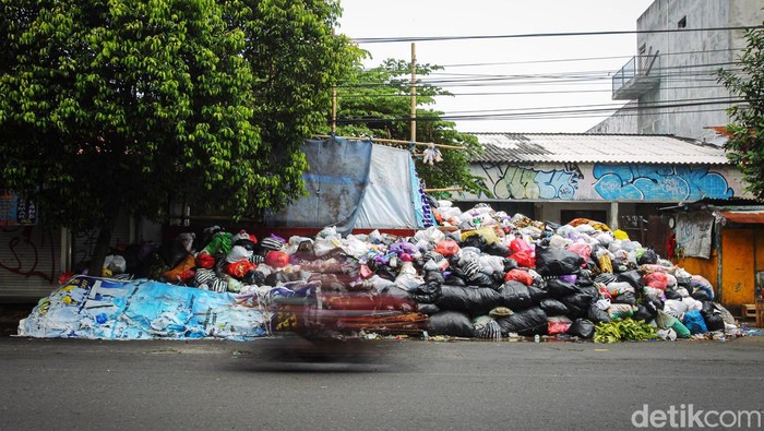 Tumpukan sampah terlihat menggunung hingga menutup trotoar serta bahu jalan di kawasan Pasar Lempunyangan, Kota Yogyakarta, Yogyakarta, Selasa (10/5/2022). Penumpukan sampah disejumlah titik imbas dari ditutupnya TPST Piyungan sejak Sabtu (7/5/2022).