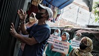 Mereka mendatangi satu per satu rumah warga.