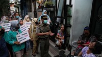 Petugas kelurahan melakukan sosialisasi pendataan pemudik di RW 01, Sunter Agung, Tanjung Priok, Jakarta Utara, Selasa (10/5).