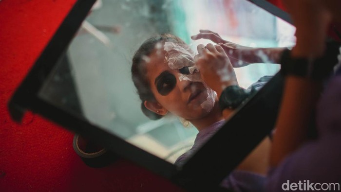 Yuk, Ramai-ramai Uji Nyali di Wisata Hantu Wahana uji nyali bertema 'Legenda Hantu Tangerang' digelar di CBD Ciledug, Kota Tangerang. Berbagai macam hantu mulai dari pocong hingga suster ngesot ada lho. Berani?