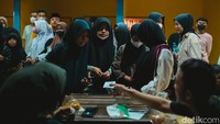 Tarif tiketnya Rp 15.000 untuk hari biasa dan Rp 20.000 untuk akhir pekan.
