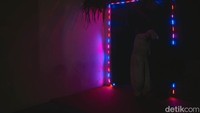 Hati-hati ada pocong nungguin Anda di balik pintu hi....