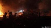 Kobaran api mulai padam di Pasar Ciputat. Beberapa pedagang mengais puing-puing di lapaknya.